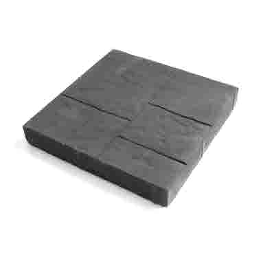 Plattan som ger dig stor formatvariation i en enkelplatta. Skapa känslan av fler olika format, men med snabbare läggning. Solitud ger intrycket fler olika plattor trots att plattan är 400x400. Perfekt om man vill ha fler format, men med enklare läggning. Fogarna blir färre att fylla och ytan blir enklare att hålla ren från ogräs.