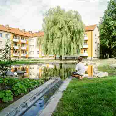 Öppet dagvattensystem med höga formpoäng. Det öppna dagvattensystemet med tillhörande delar i rännor och stuprörssten togs ursprungligen fram för "ekostaden" Augustenborg i Malmö. Syftet var att omvandla stadsdelen till ett hållbart bostadsområde med öppna system av kanaler, dammar och våtmarker som fördröjer och reducerar regnvattnet i området.