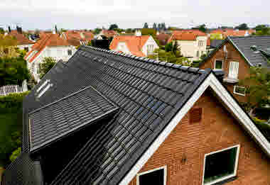 Solcellstakpanna-Lertegel-F10-Svartadelengoberad-MB_11.jpg